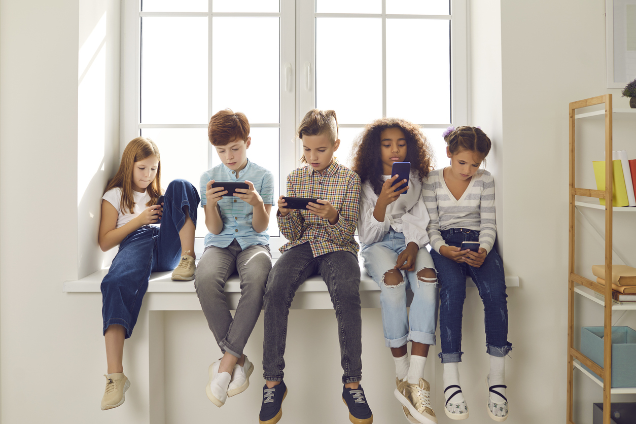 verschillende kinderen op mobiele telefoon